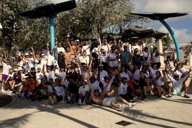 Grupo del Running Club de blanco después de correr en Hollywood Beach