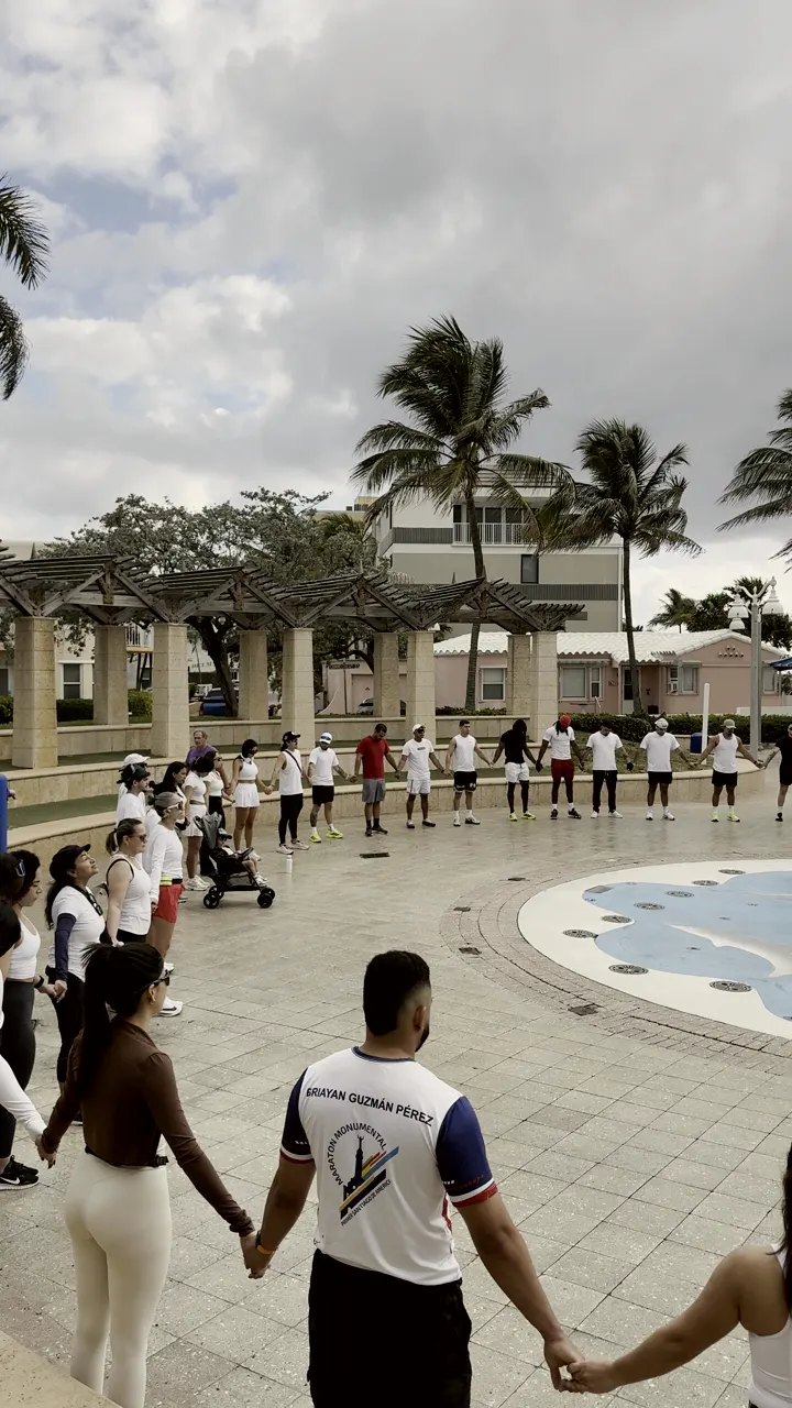 El grupo tomado de las manos en círculo en Hollywood Beach