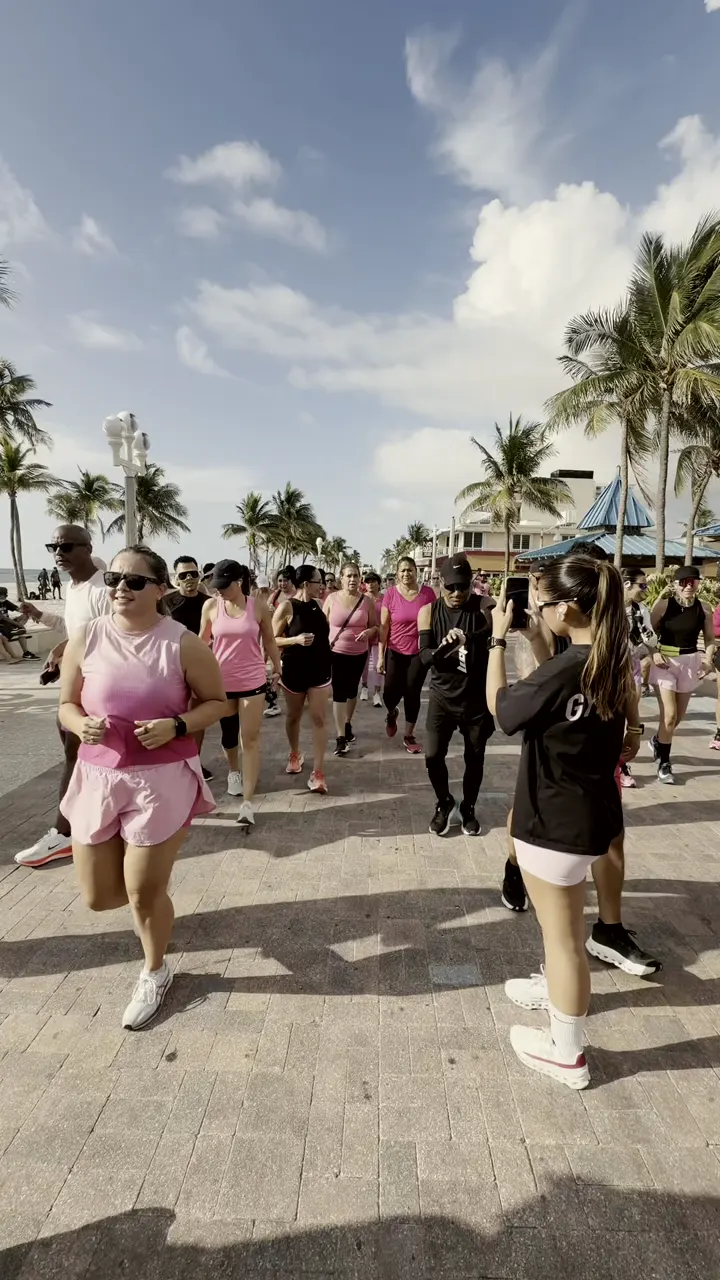 Mujeres del Diamond Running Club corriendo hacia la cámara en el Broadwalk de Hollywood Beach